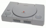 Console de jeu Sony PlayStation avec ses câbles, deux contrôleurs DualShock d\'origine et un jeu