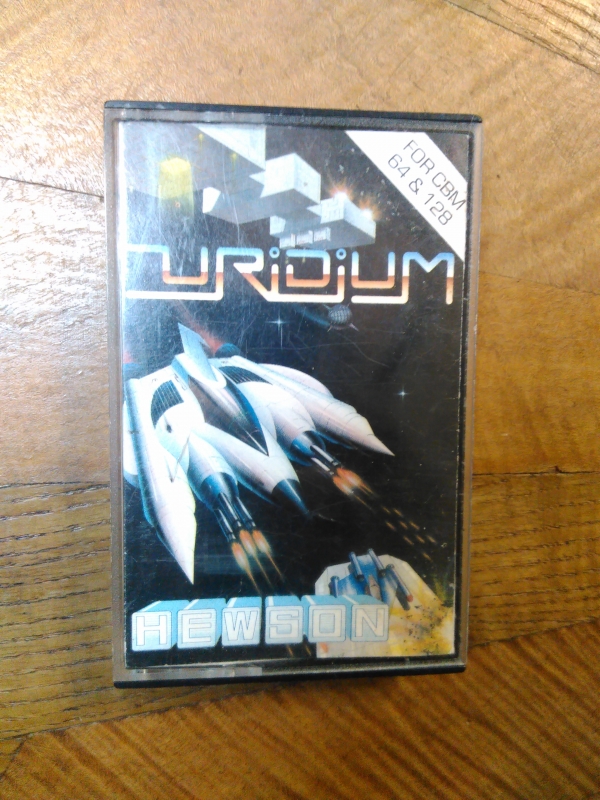 Uridium de Hewson (1986) pour Commodore 64 (version cassette UK) Uridium de Hewson (1986) pour Commodore 64 (version cassette UK)